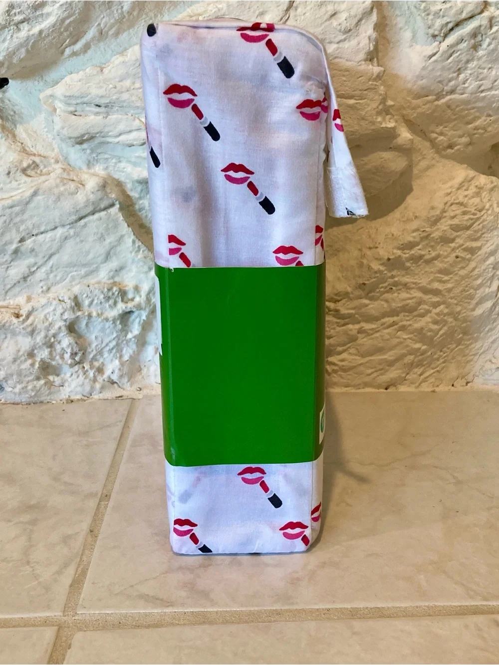 NWT kate spade New York White Sheet Set with Red Lips and Black Lipstick Print